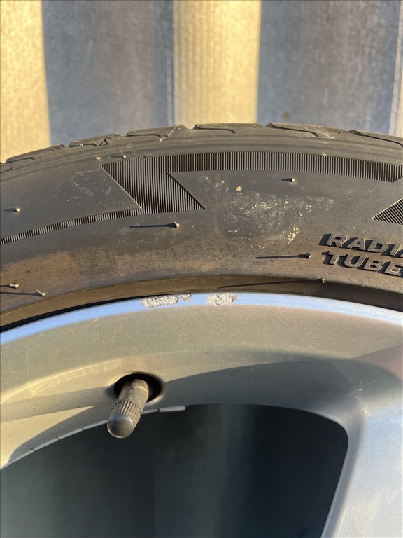  5x112 lyukosztású 17" újszerű alufelni, rajta 225/45 használt Laufenn nyári gumi gumi  5. kép