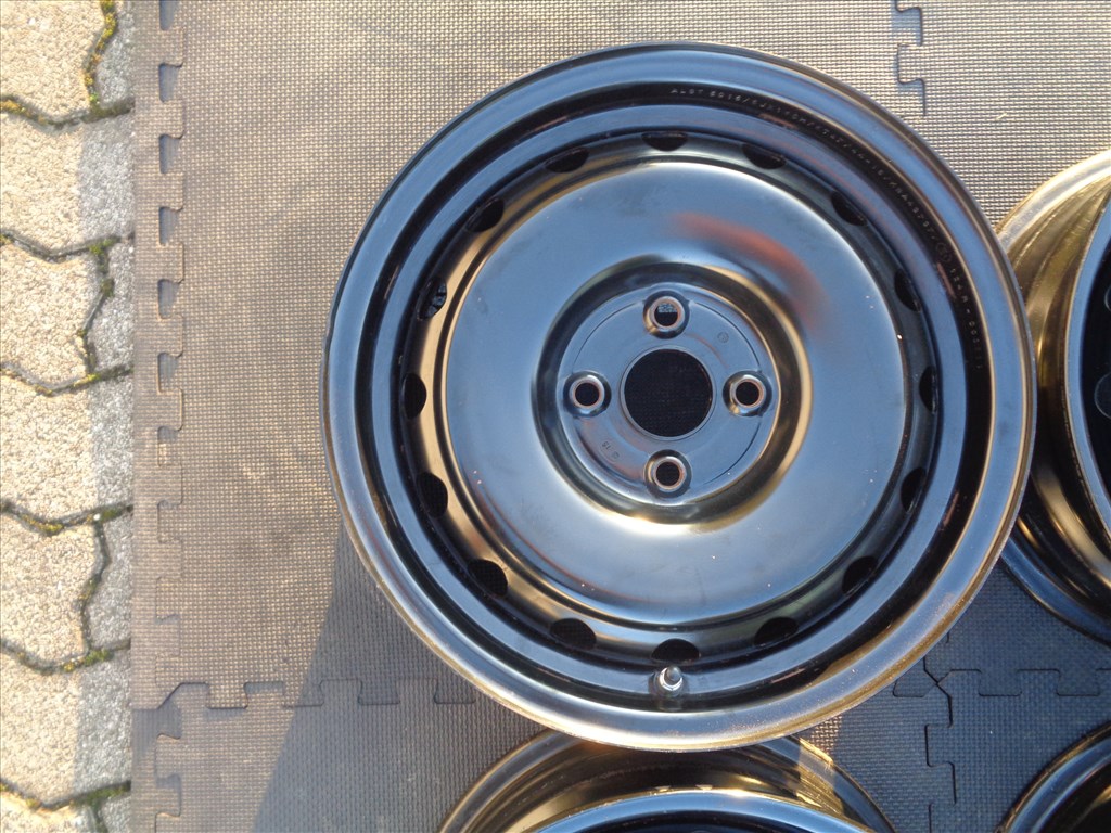 Hyundai I20 lemezfelni 15-ös, 4×100-as osztó szenzorral újszerűen eladó. 2. kép