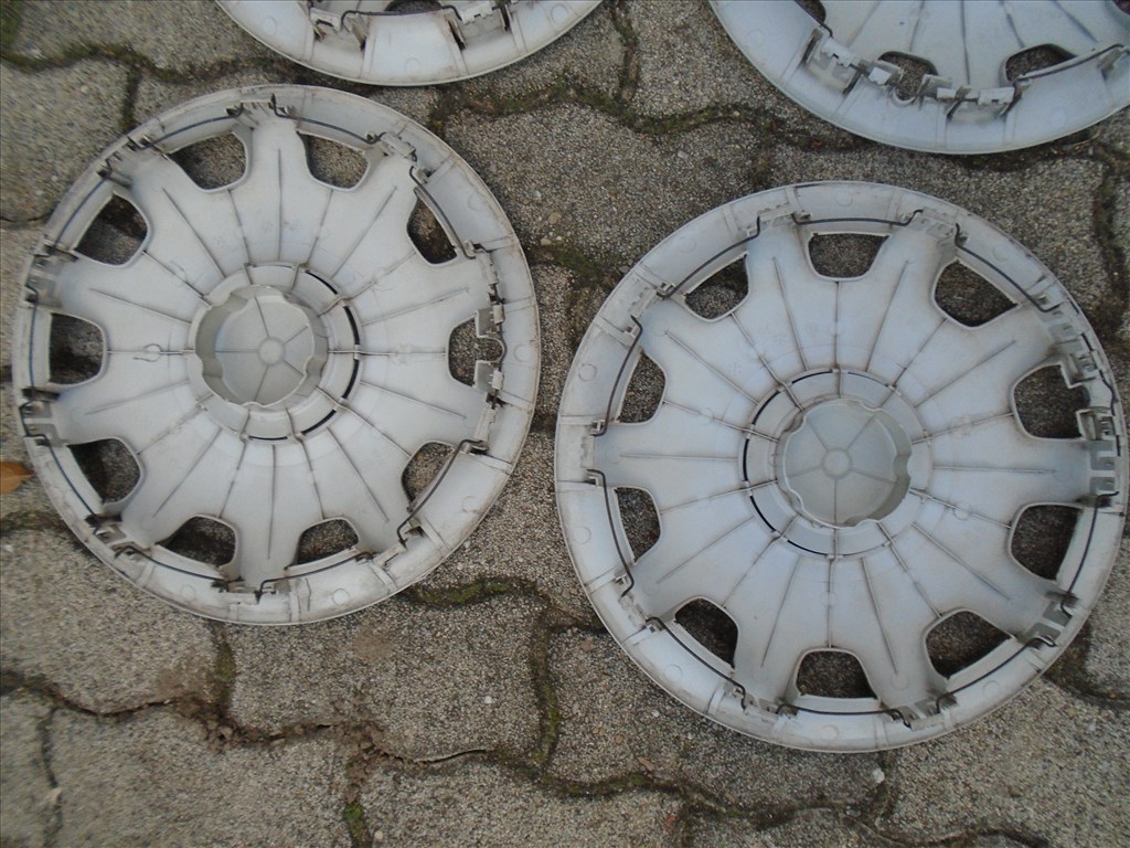 VW, Volkswagen 14" gyári dísztárcsa garnitúra eladó 4. kép