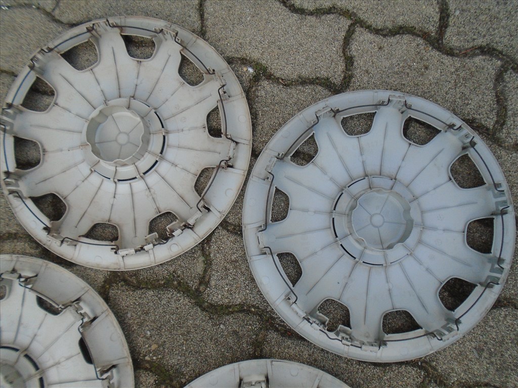 VW, Volkswagen 14" gyári dísztárcsa garnitúra eladó 5. kép