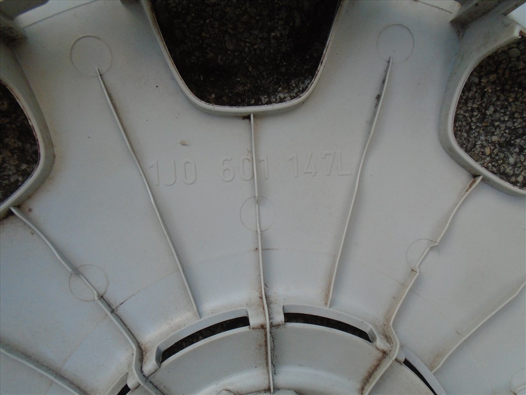 VW, Volkswagen 14" gyári dísztárcsa garnitúra eladó 6. kép