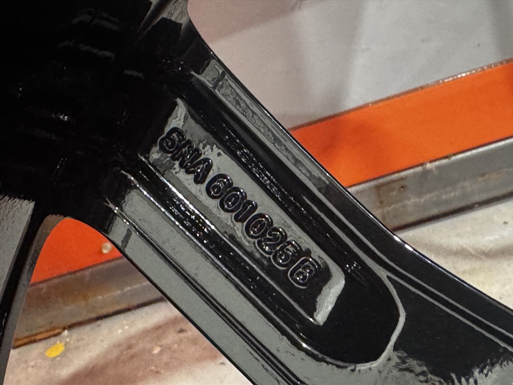 R18 Original Volkswagen 7J ET43 - 5NA 601 025B / 5NA601025B 1db felni alufelni 7. kép