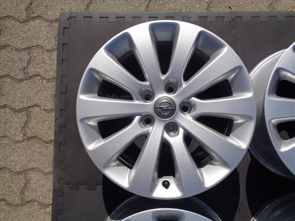 Opel gyári alufelni 17-es, 5×105-ös osztó újszerű állapotban eladó. 2. kép