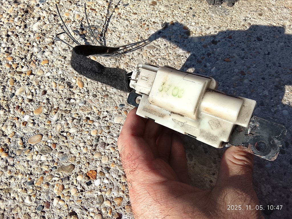 Renault Mégane II csomagtér ajtó alsó zár  8200076240 3. kép