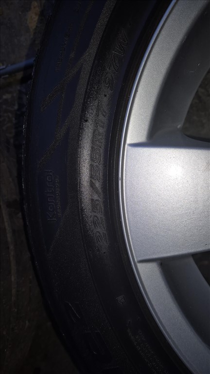  5x120 lyukosztású 17" használt alufelni, rajta 235/45 használt nyári gumi gumi  2. kép