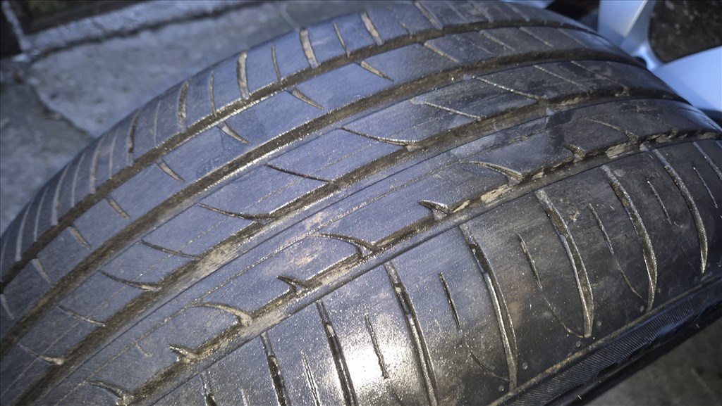  5x120 lyukosztású 17" használt alufelni, rajta 235/45 használt nyári gumi gumi  3. kép