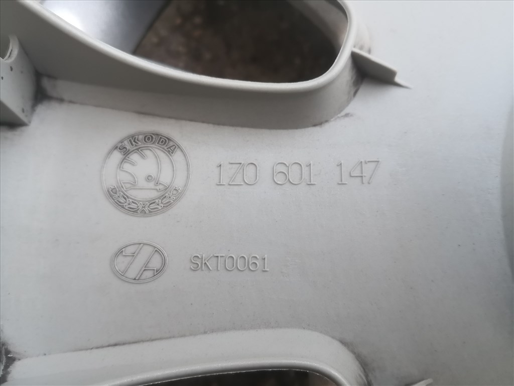 Skoda 15-ös gyári dísztárcsa 2db 2. kép