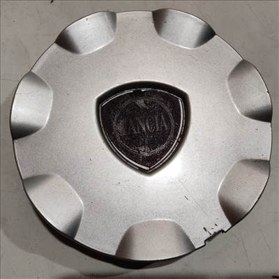 204299 Lancia Delta 2008-2014 Felni közép kupak, a képen látható sérüléssel 735453780