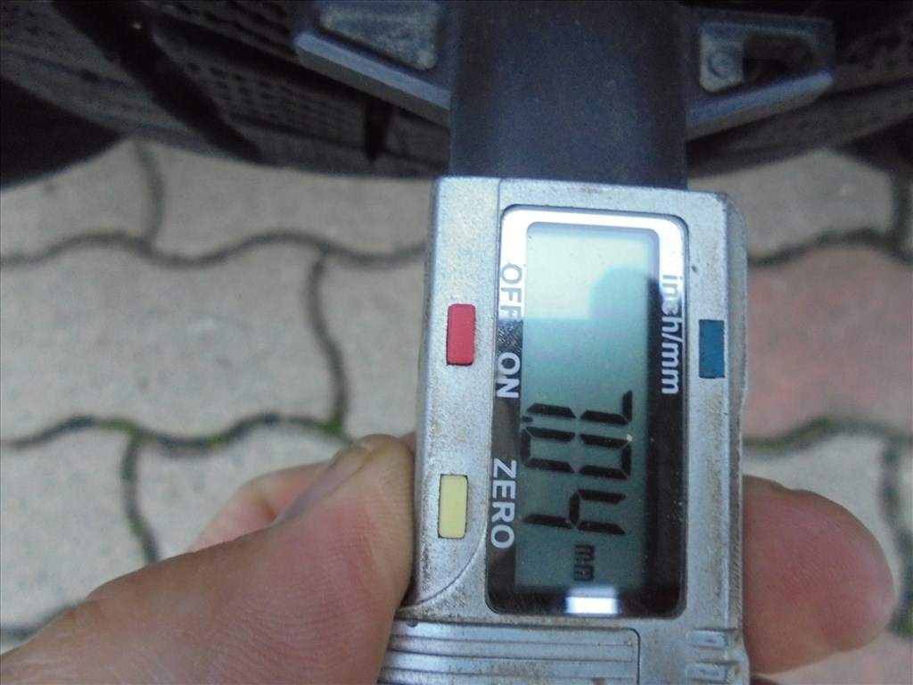 215/60 R 16" használt Goodyear téli gumi eladó 3. kép