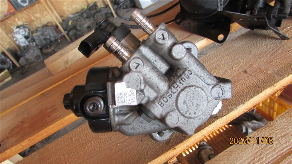 Audi A4 (B8 - 8K) 2.0 TDI quattro Magasnyomású szivattyú  03l130755 044501050 2. kép