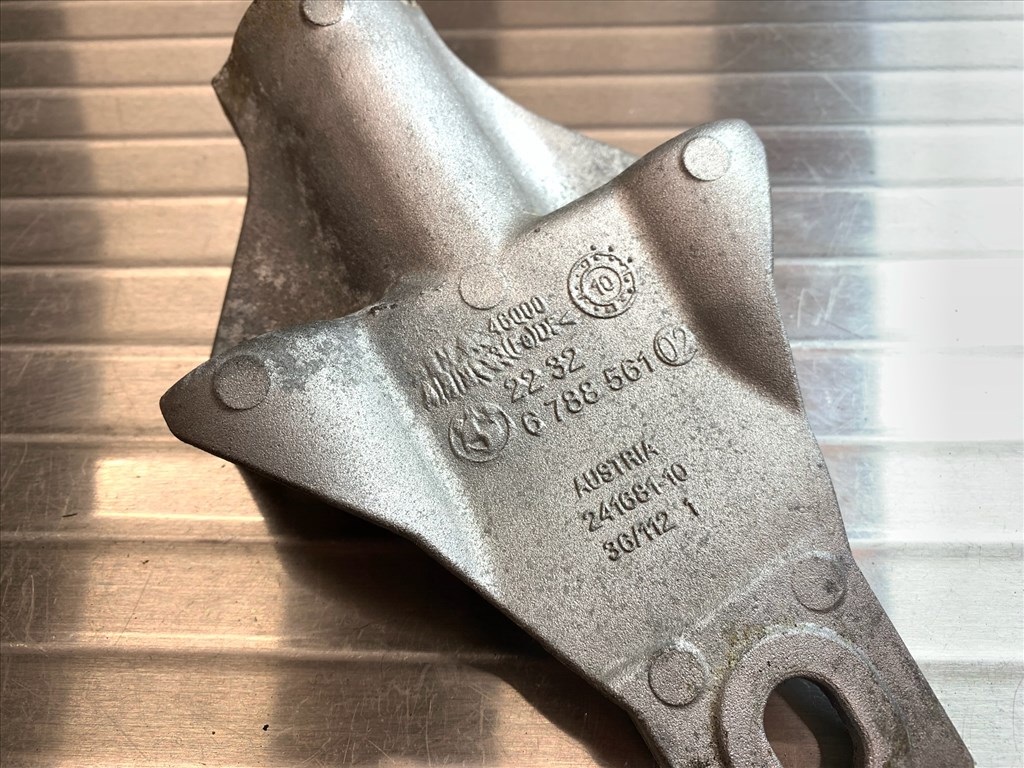 BMW 5-ös, BMW 6-os, BMW 7-es, F01/F02, F1X váltótartó konzol 6788561 22326788561 2. kép