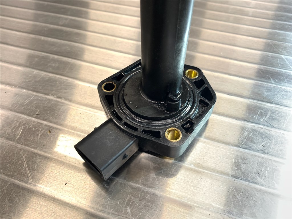 BMW E70 E71 E9X F0X F1X F25 F26 N47 N52 N53 N54 N55 N57 olajszint érzékelő 12617607909 12617567722 3. kép