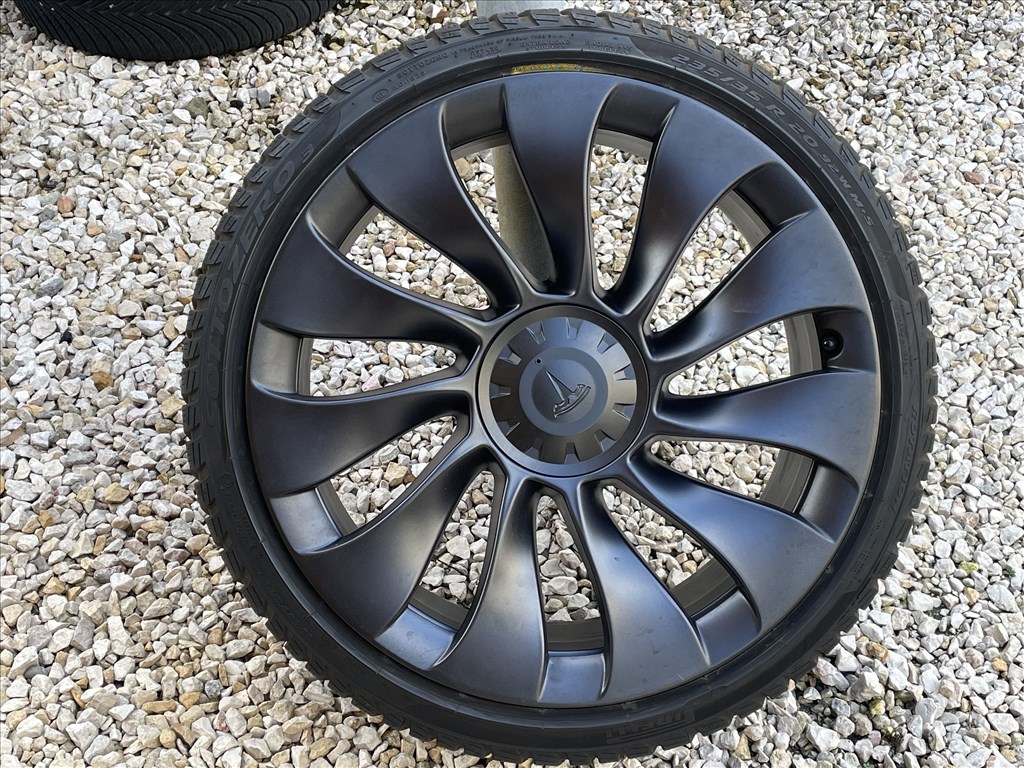  20" újszerű (gyári felni) alufelni, rajta 235/35 használt Pirelli téli gumi gumi  1. kép
