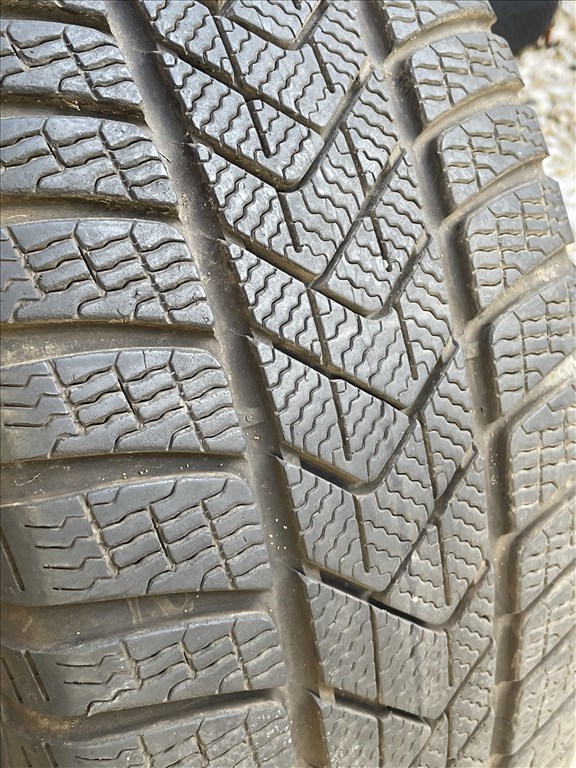  20" újszerű (gyári felni) alufelni, rajta 235/35 használt Pirelli téli gumi gumi  2. kép