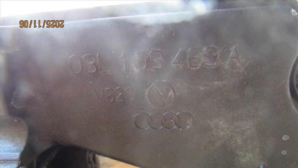 Audi A4 (B8 - 8K) 2.0 TDI quattro szelepfedél 03l103469a 3. kép