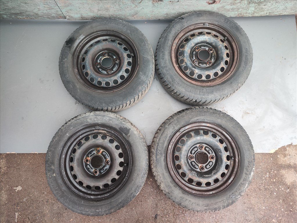 Mitsubishi Colt 4x100 lyukosztású 14" lemezfelni, rajta 175/65 használt Vredestein téli gumi 1. kép