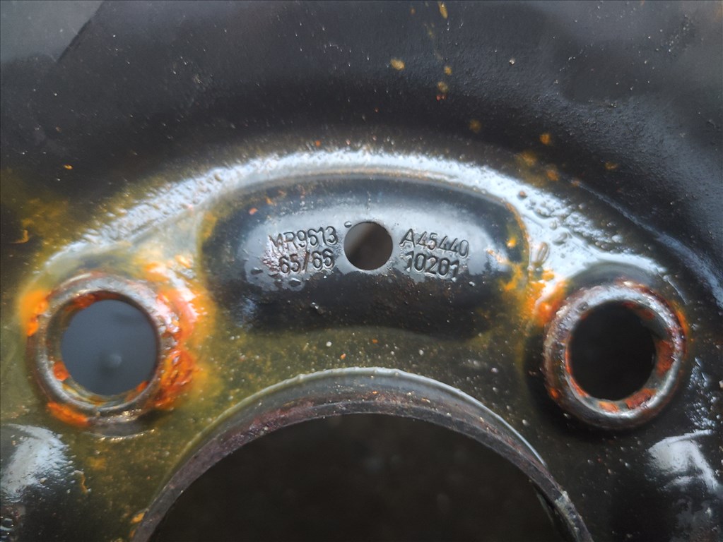 Mitsubishi Colt 4x100 lyukosztású 14" lemezfelni, rajta 175/65 használt Vredestein téli gumi 2. kép