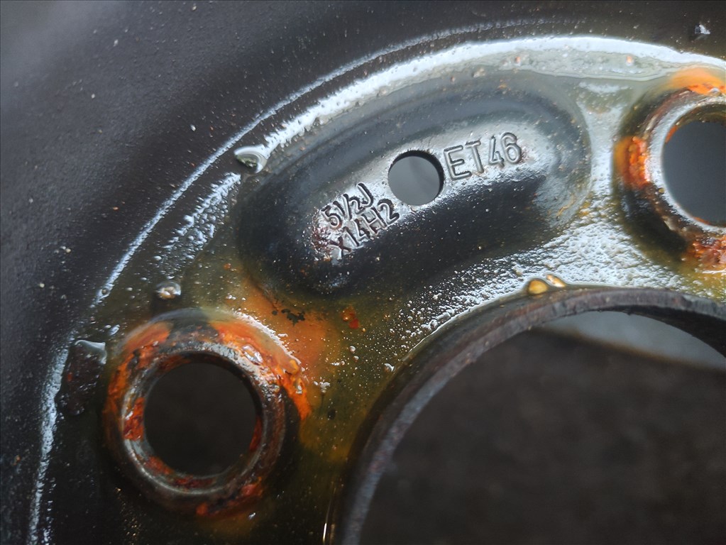 Mitsubishi Colt 4x100 lyukosztású 14" lemezfelni, rajta 175/65 használt Vredestein téli gumi 3. kép