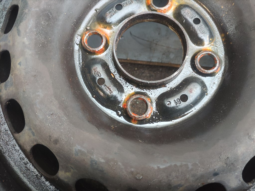 Mitsubishi Colt 4x100 lyukosztású 14" lemezfelni, rajta 175/65 használt Vredestein téli gumi 4. kép