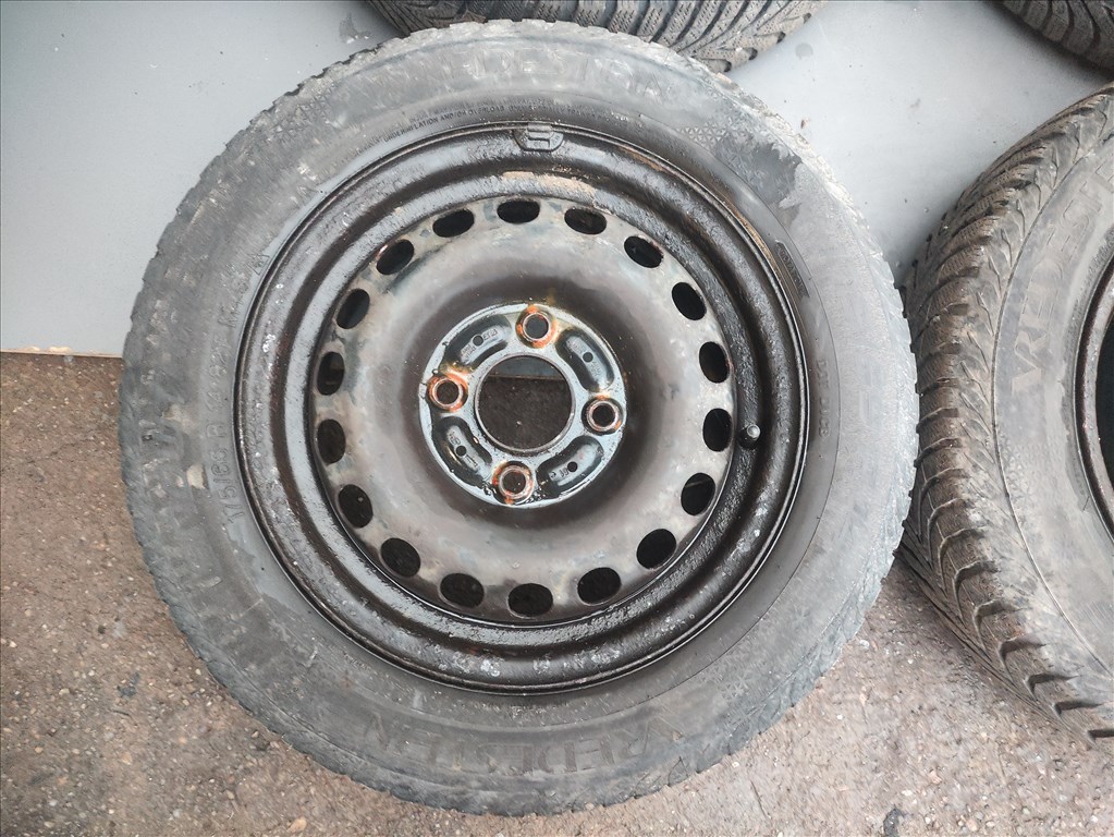 Mitsubishi Colt 4x100 lyukosztású 14" lemezfelni, rajta 175/65 használt Vredestein téli gumi 5. kép