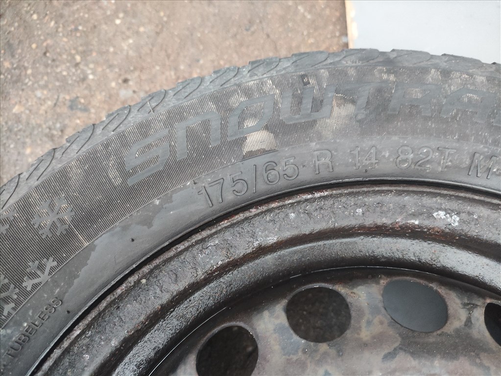 Mitsubishi Colt 4x100 lyukosztású 14" lemezfelni, rajta 175/65 használt Vredestein téli gumi 6. kép