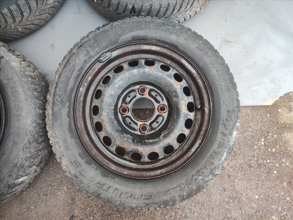 Mitsubishi Colt 4x100 lyukosztású 14" lemezfelni, rajta 175/65 használt Vredestein téli gumi 7. kép