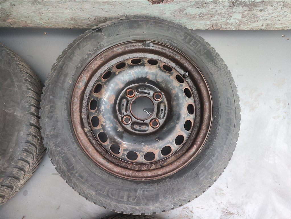 Mitsubishi Colt 4x100 lyukosztású 14" lemezfelni, rajta 175/65 használt Vredestein téli gumi 8. kép