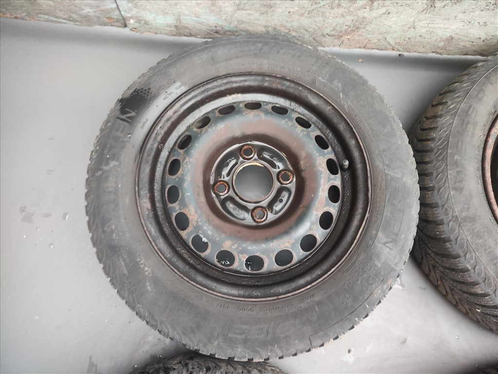 Mitsubishi Colt 4x100 lyukosztású 14" lemezfelni, rajta 175/65 használt Vredestein téli gumi 9. kép