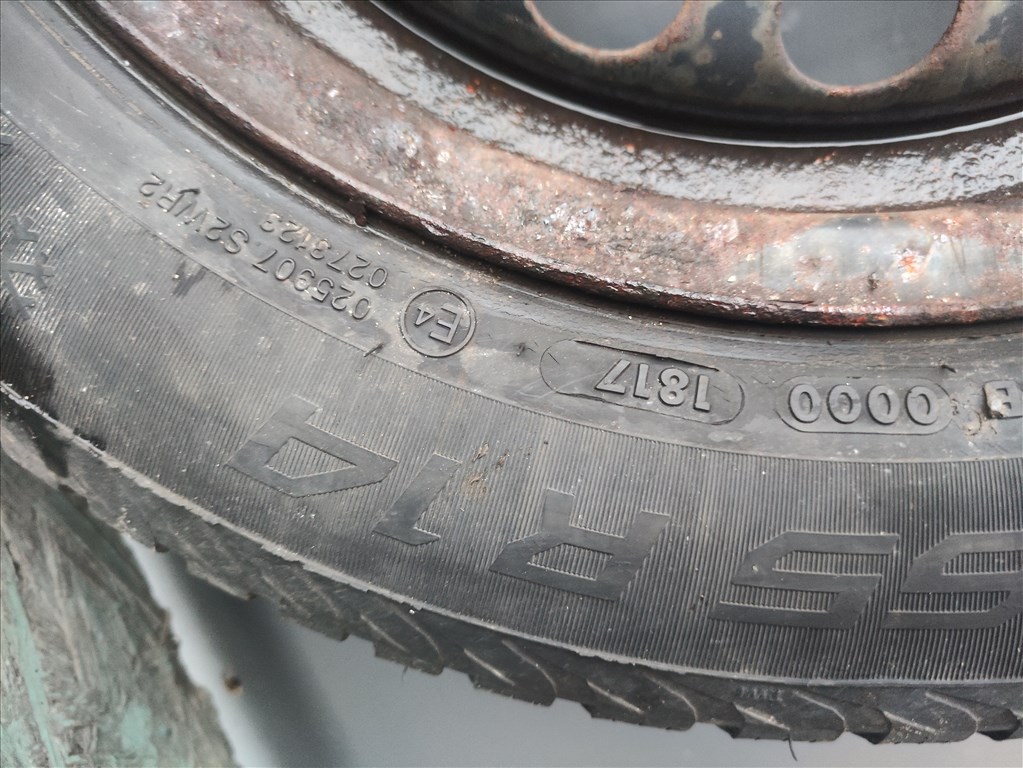 Mitsubishi Colt 4x100 lyukosztású 14" lemezfelni, rajta 175/65 használt Vredestein téli gumi 10. kép