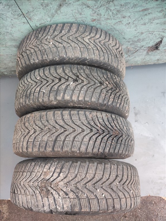 Mitsubishi Colt 4x100 lyukosztású 14" lemezfelni, rajta 175/65 használt Vredestein téli gumi 11. kép