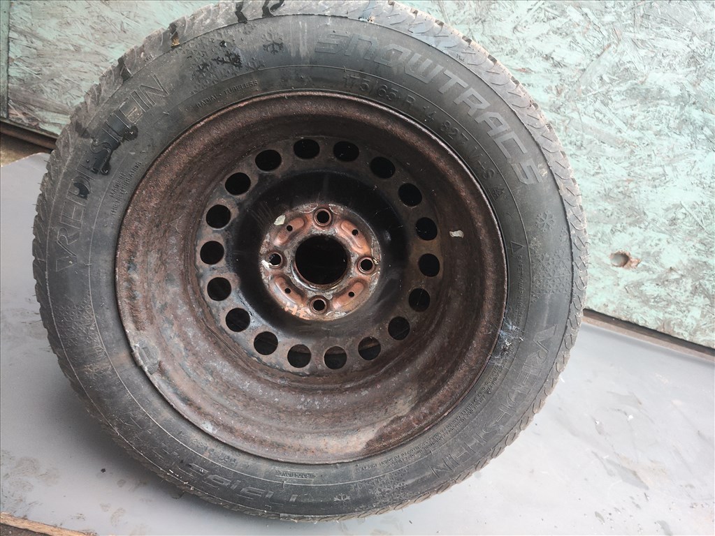 Mitsubishi Colt 4x100 lyukosztású 14" lemezfelni, rajta 175/65 használt Vredestein téli gumi 12. kép