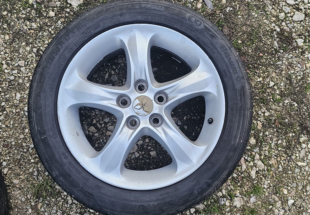  5x114.3 lyukosztású 17" használt alufelni, rajta 225/50 használt Barum nyári gumi gumi  2. kép