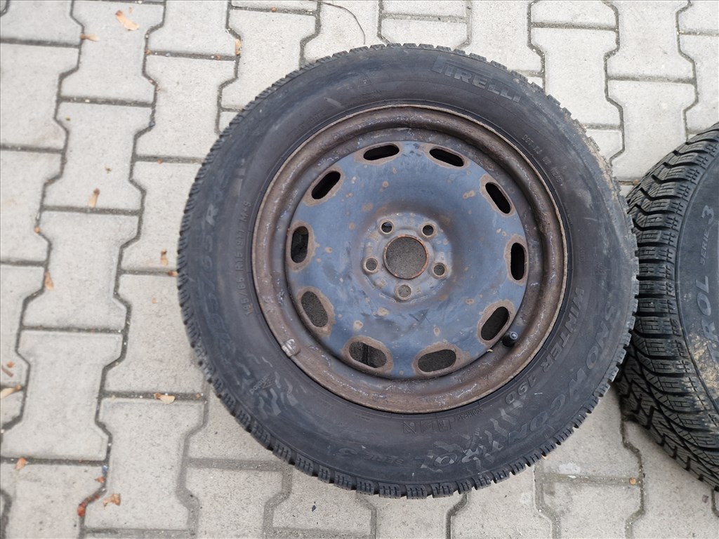  2 db 5x100 15" lemezfelni, rajta 195/65 Pirelli téli gumi (26195) 2. kép