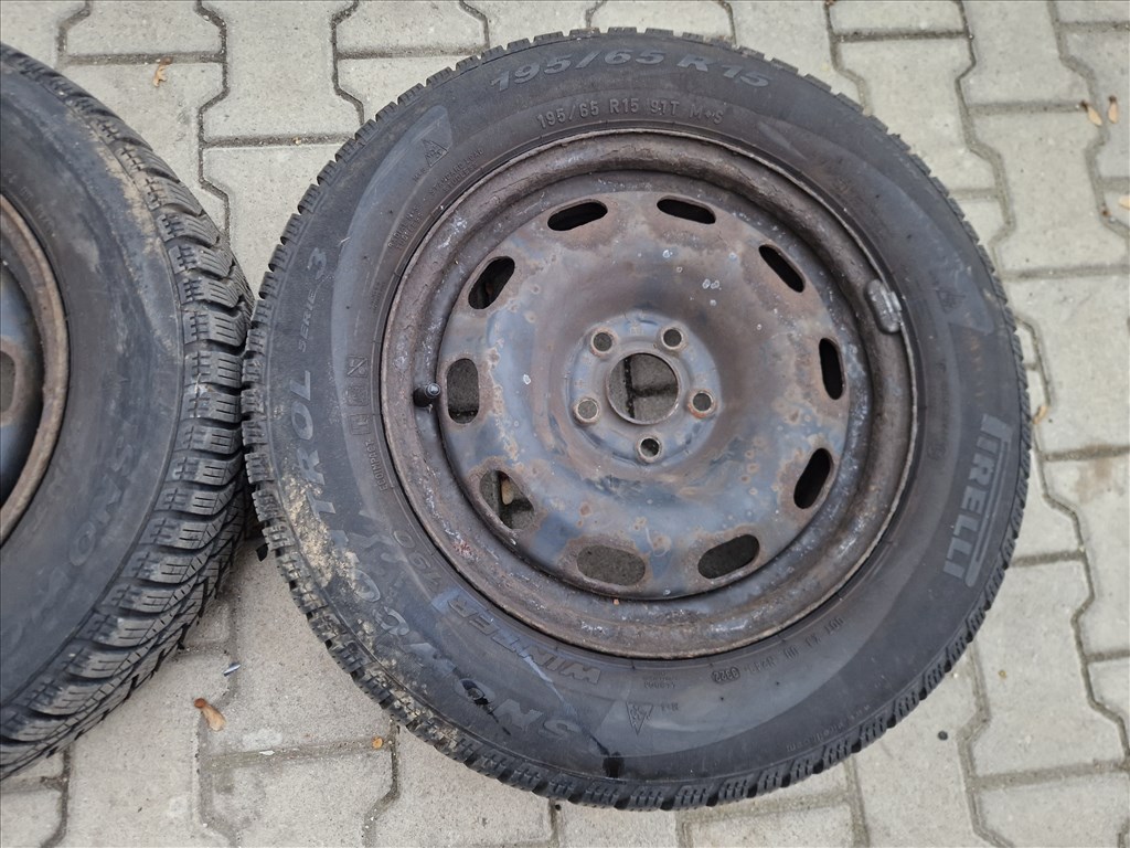  2 db 5x100 15" lemezfelni, rajta 195/65 Pirelli téli gumi (26195) 3. kép