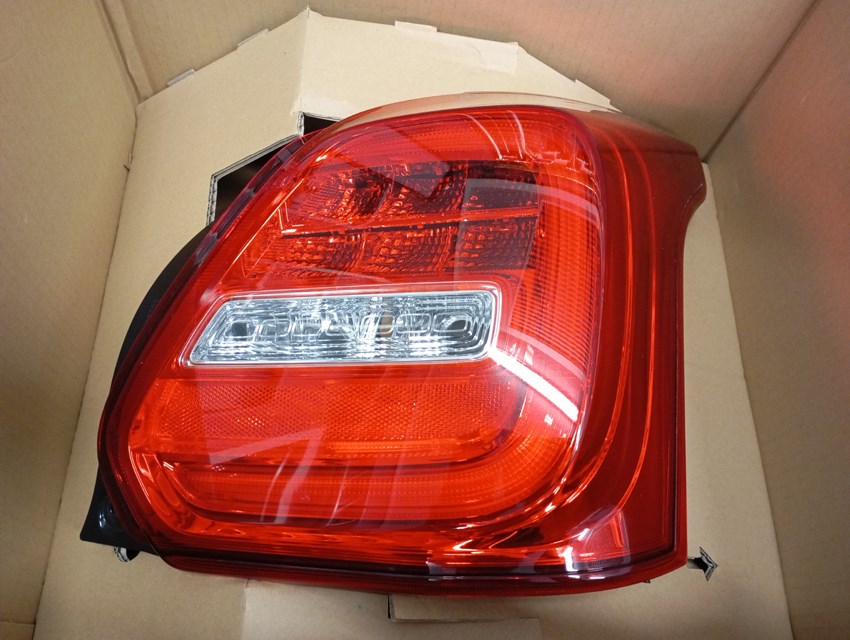 Suzuki Swift VI Hátsó lámpa jobb oldal ledes 3565053ra3 1. kép
