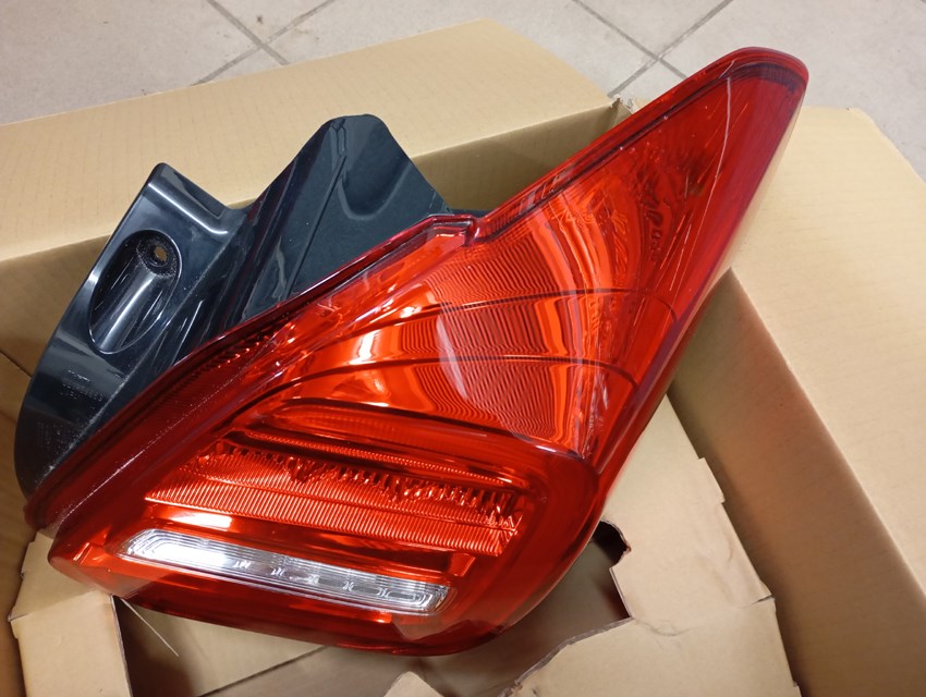 Suzuki Swift VI Hátsó lámpa jobb oldal ledes 3565053ra3 2. kép