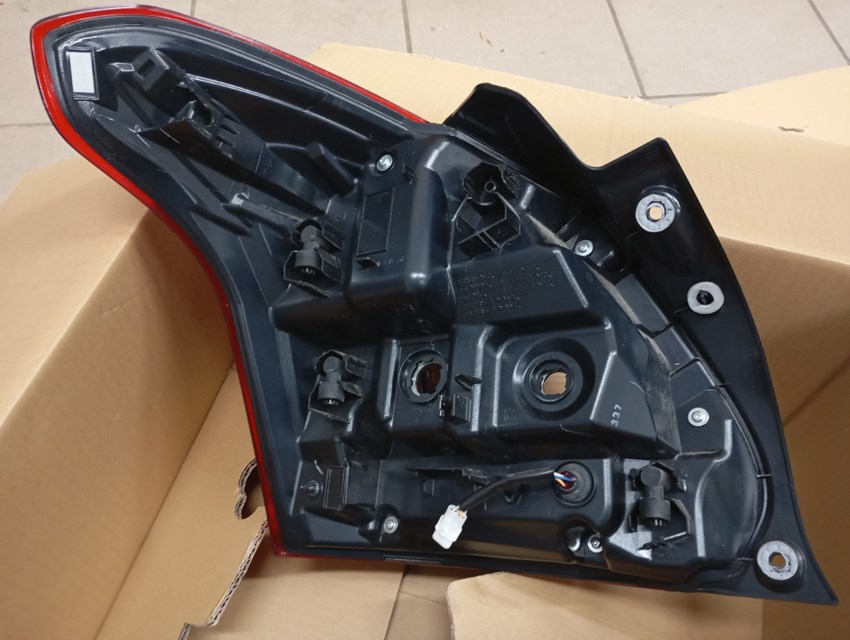 Suzuki Swift VI Hátsó lámpa jobb oldal ledes 3565053ra3 3. kép
