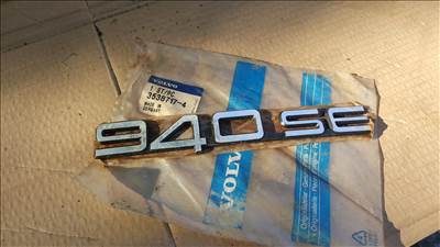 Volvo 3538707 940 SE csomagtér felirat