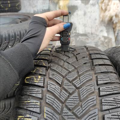  255/45 R19 Goodyear téli gumi 50000ft a 2db/37/