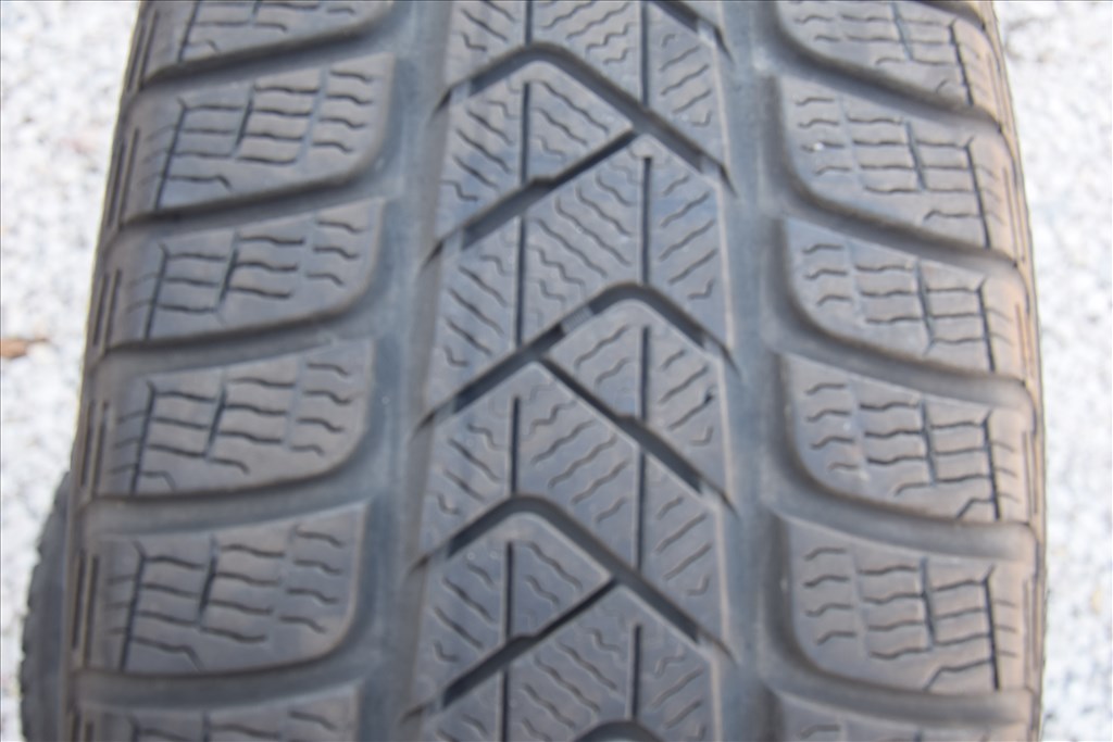  225/5518" újszerű Pirelli téli gumi gumi 5. kép