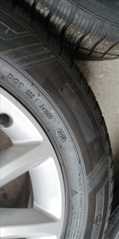  5x112 lyukosztású 16" újszerű (gyári felni) alufelni, rajta 225/55 új Petlas téli gumi gumi  6. kép
