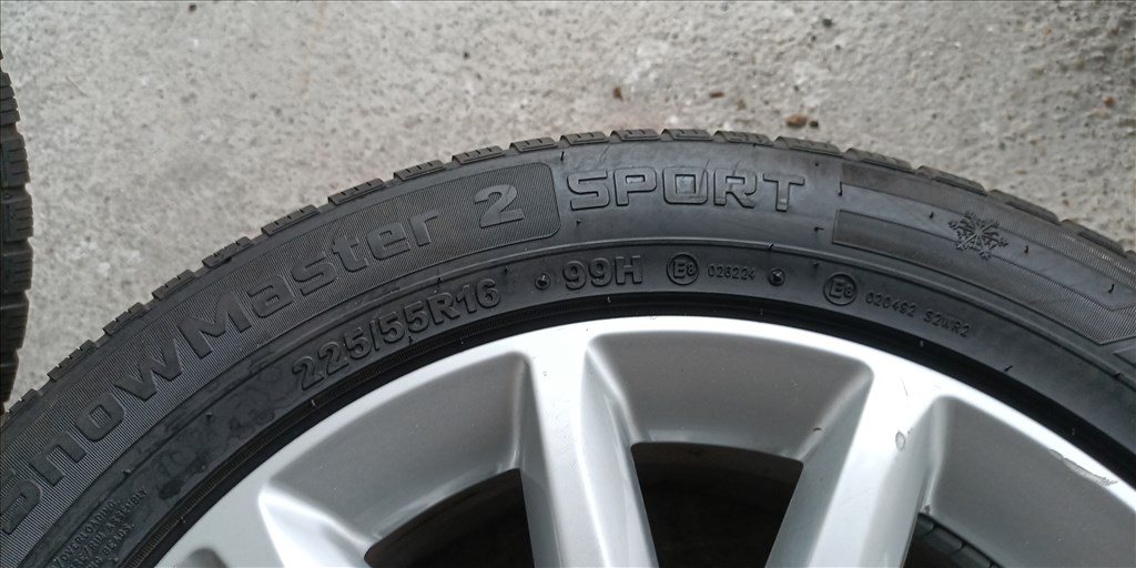  5x112 lyukosztású 16" újszerű (gyári felni) alufelni, rajta 225/55 új Petlas téli gumi gumi  7. kép