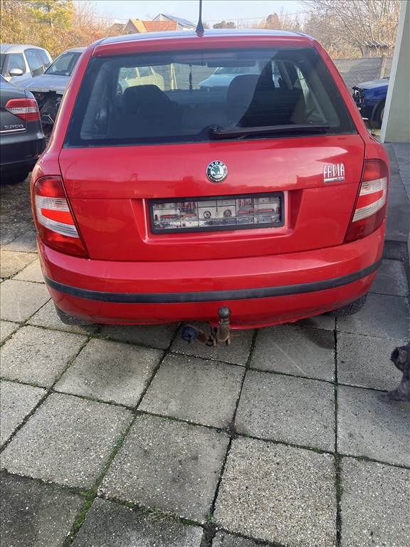Skoda Fabia I bontott alkatrészei 8151 szín  6. kép