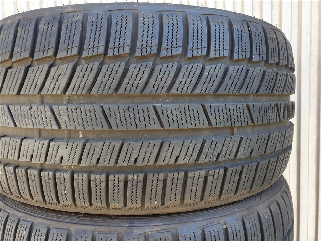  265/30 20 TOYO Snowprox 3. kép