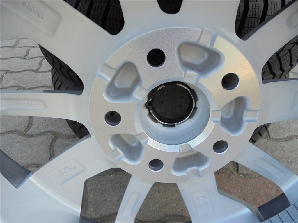 Új Renault Megane E gyári 18-as 5 x 114.3-as Téli kerék garnitúra eladó 4. kép