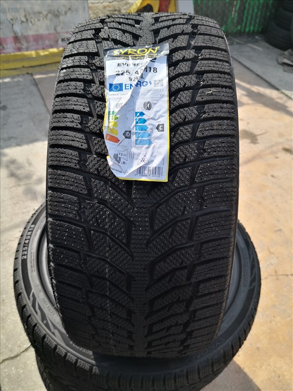 225/40 R18 ÚJ!! Syron téli gumi 89000ft a 4db/321/ 1. kép