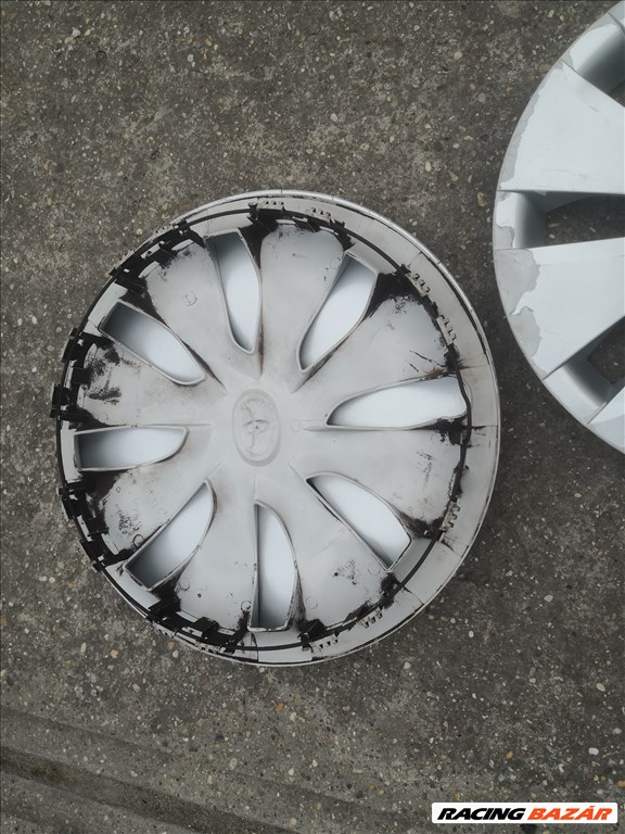 2db Toyota 16-os gyári használt dísztárcsa, a 3.-nak 1 füle hiányzik ajándék. 5600ft a 2db. 6. kép