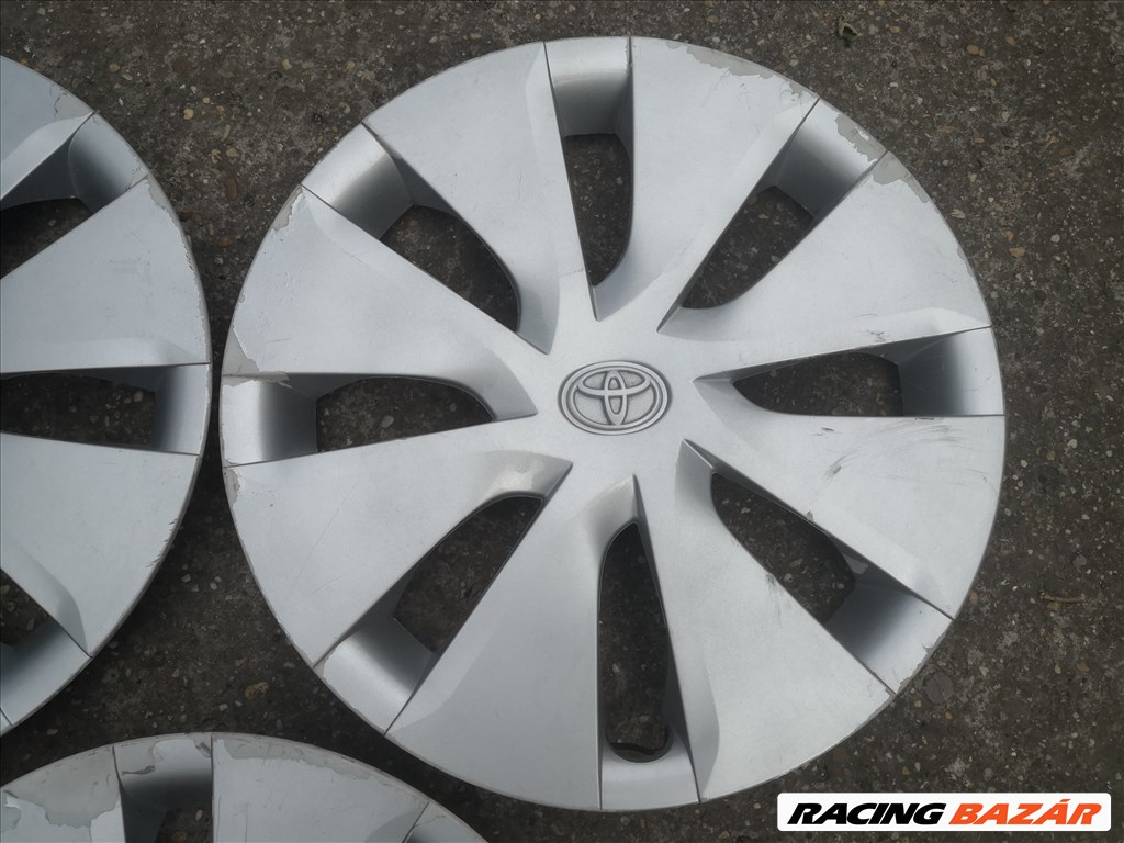 2db Toyota 16-os gyári használt dísztárcsa, a 3.-nak 1 füle hiányzik ajándék. 5600ft a 2db. 2. kép