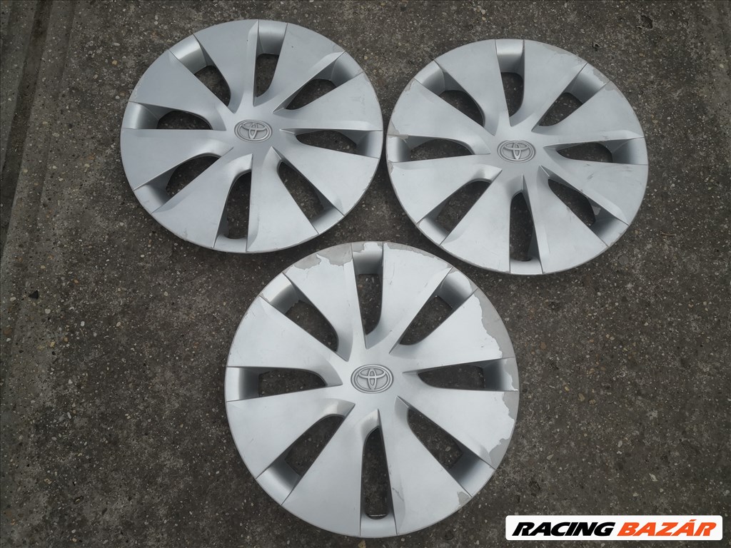 2db Toyota 16-os gyári használt dísztárcsa, a 3.-nak 1 füle hiányzik ajándék. 5600ft a 2db. 1. kép