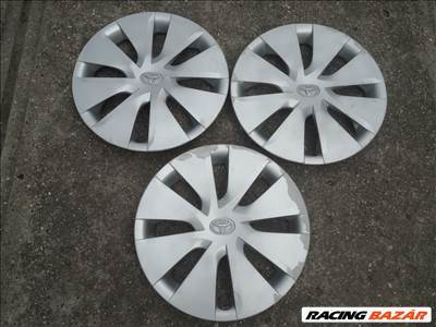 2db Toyota 16-os gyári használt dísztárcsa, a 3.-nak 1 füle hiányzik ajándék. 5600ft a 2db.